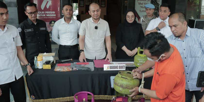 Pria Malang yang Oplos Gas Elpiji Subsidi Akhirnya Ditangkap Polisi