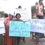 Emak-emak Ikut Turun Jalan Demo Proyek Perbaikan Jalan di Jombang, Ini Pemicunya