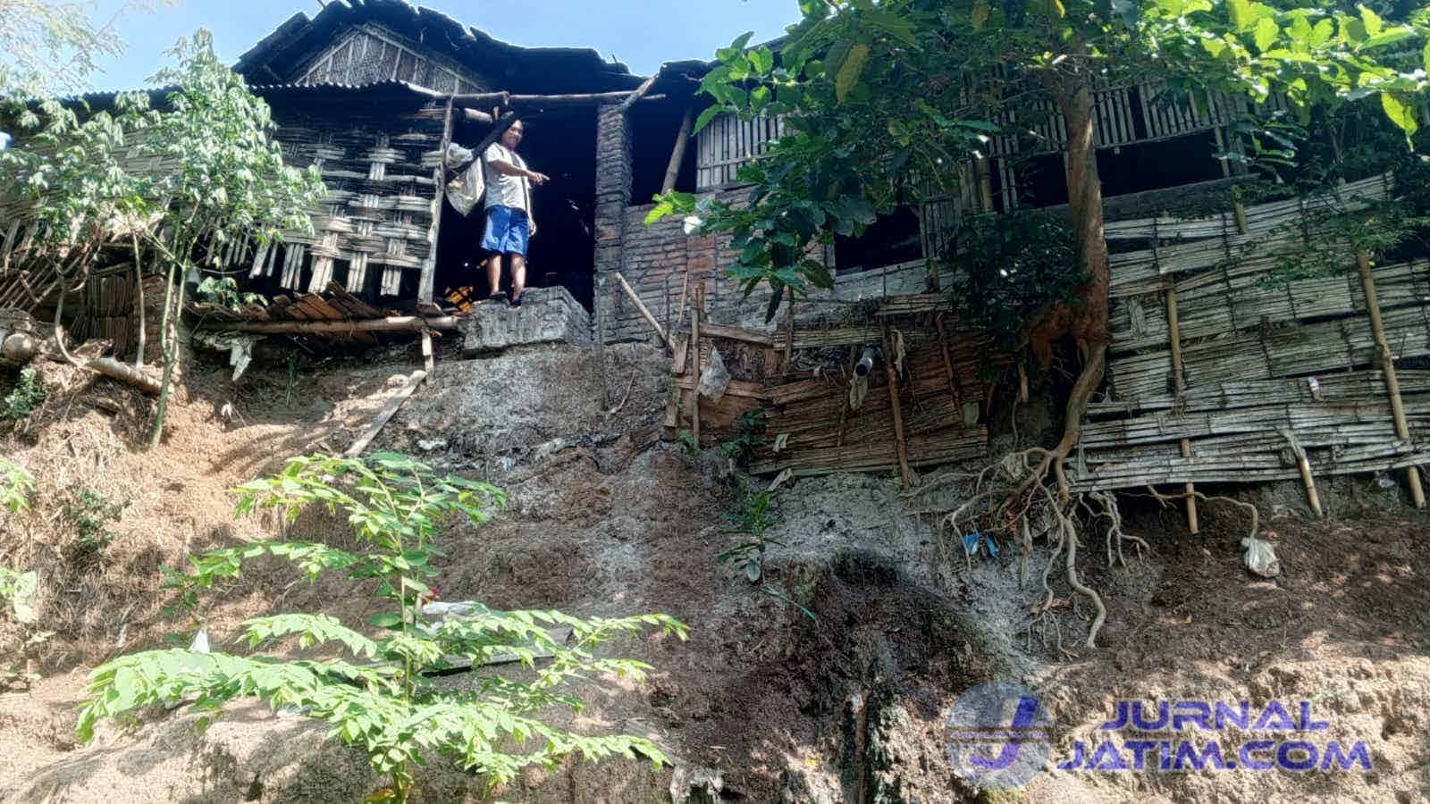 Cerita Warga Jombang Rumahnya Nyaris Roboh Tergerus Arus Sungai, Was-was saat Hujan