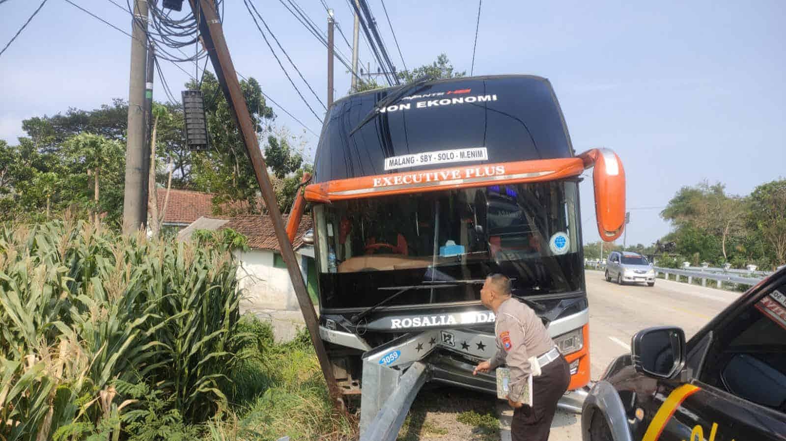 Bus Rosalia Indah Tabrak Pembatas Jalan di Jombang, Ini Sebabnya