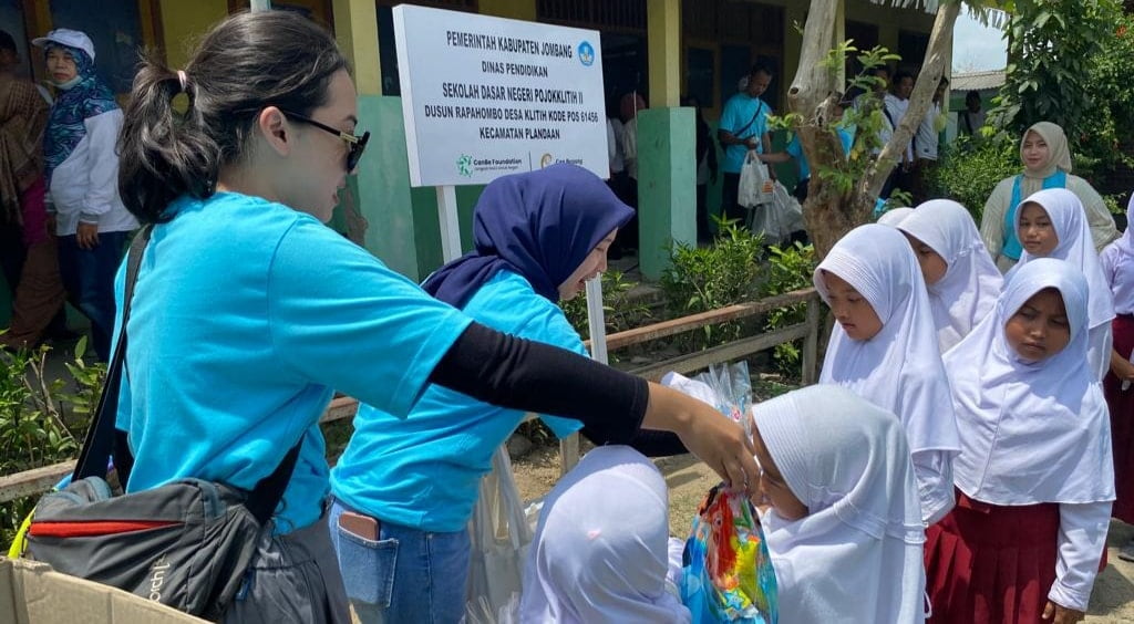 Senyum Bahagia Puluhan Siswa SD di Jombang Dapat Bantuan dari Perusahaan Kecantikan