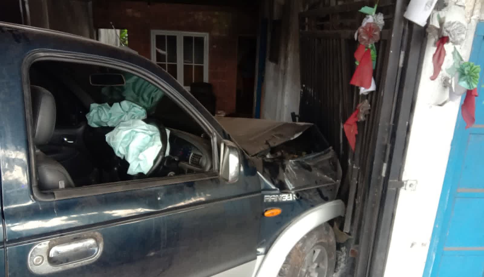 Mobil Ford Ranger Double Cabin Tabrak Rumah Warga di Jombang