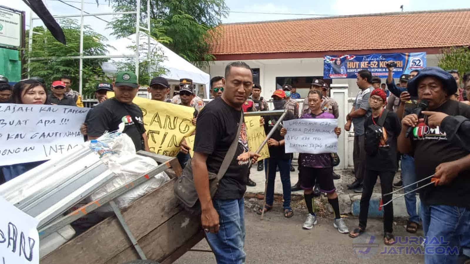 Pendemo Cabdindik Jombang: Sapu Habis Praktik Nakal Pendidikan!