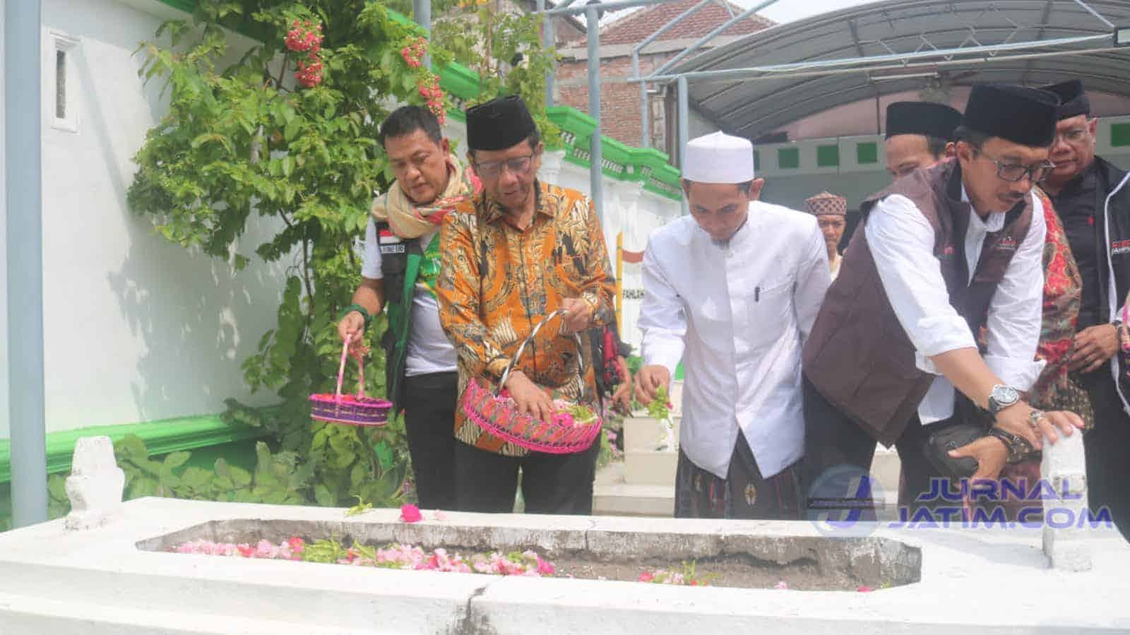 Masa Kampanye Pilpres, Mahfud MD Ziarah Makam Kiai Wahab dan Gus Dur Jombang