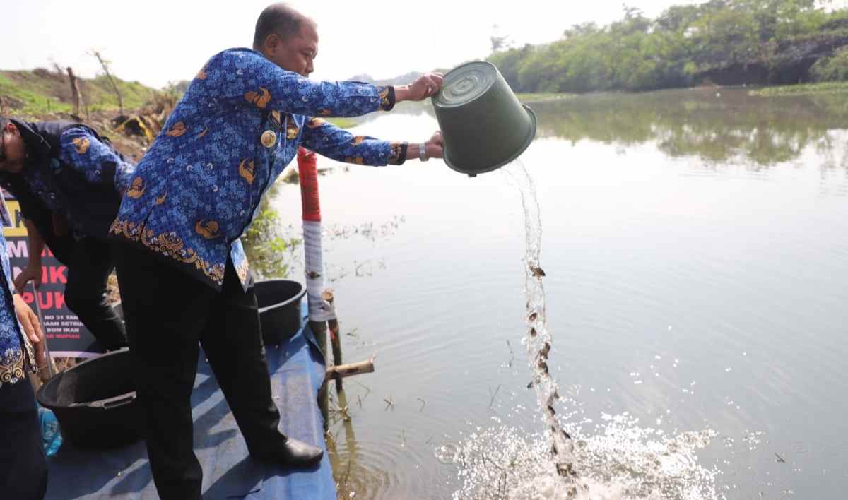 Pj Bupati Jombang Tebar Benih Ikan di Sungai Konto, Ajak Lestarikan Lingkungan Perairan