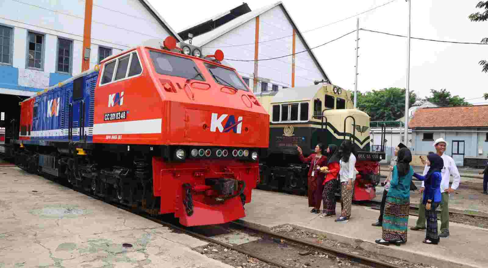 KAI Daop 8 Surabaya Hadirkan Lokomotif Livery Vintage Merah dan Biru