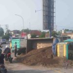 Sopir Mengantuk, Truk Muatan Pasir Menabrak Beton Pembatas Jembatan di Jombang