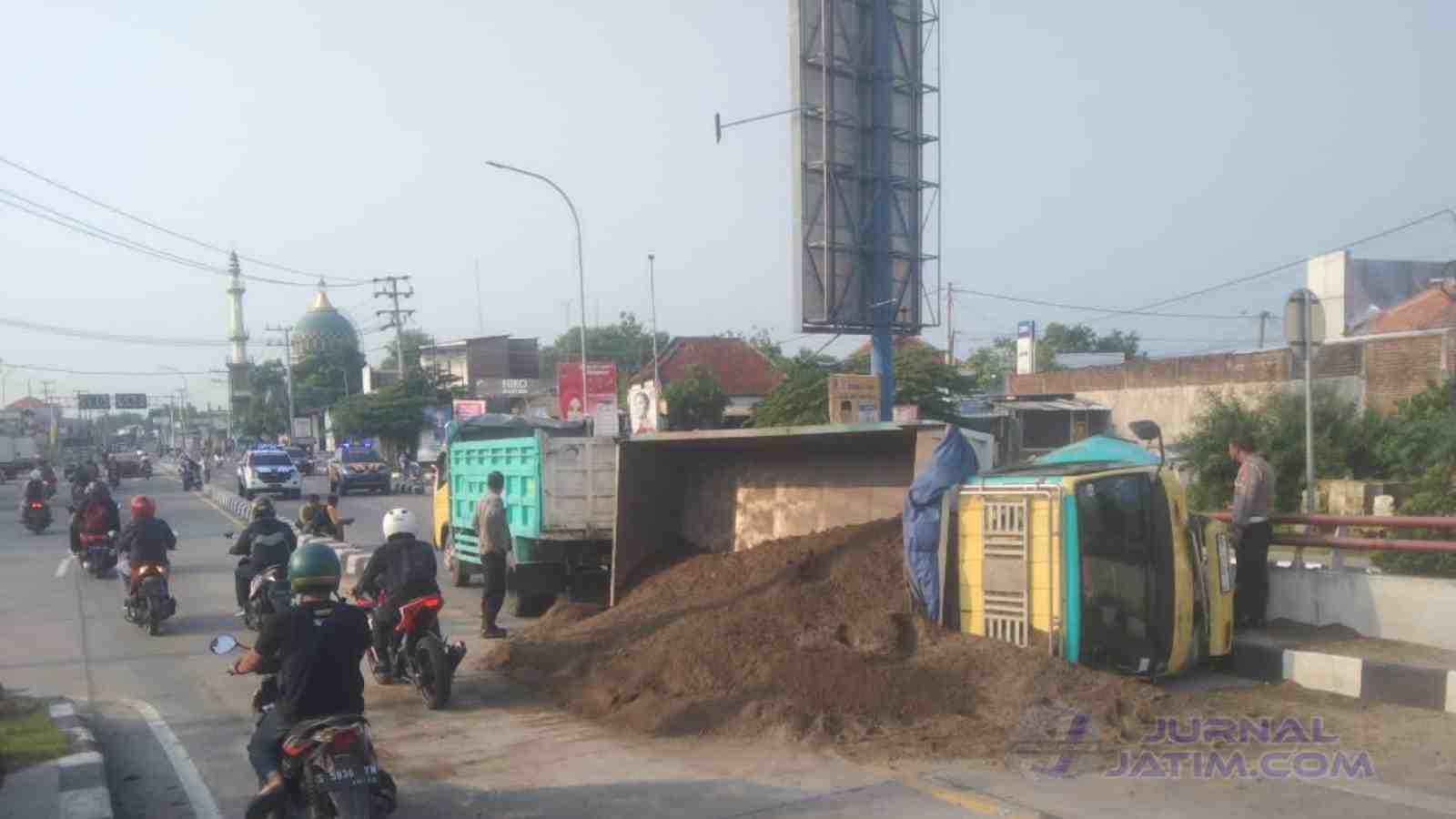 Sopir Mengantuk, Truk Muatan Pasir Menabrak Beton Pembatas Jembatan di Jombang