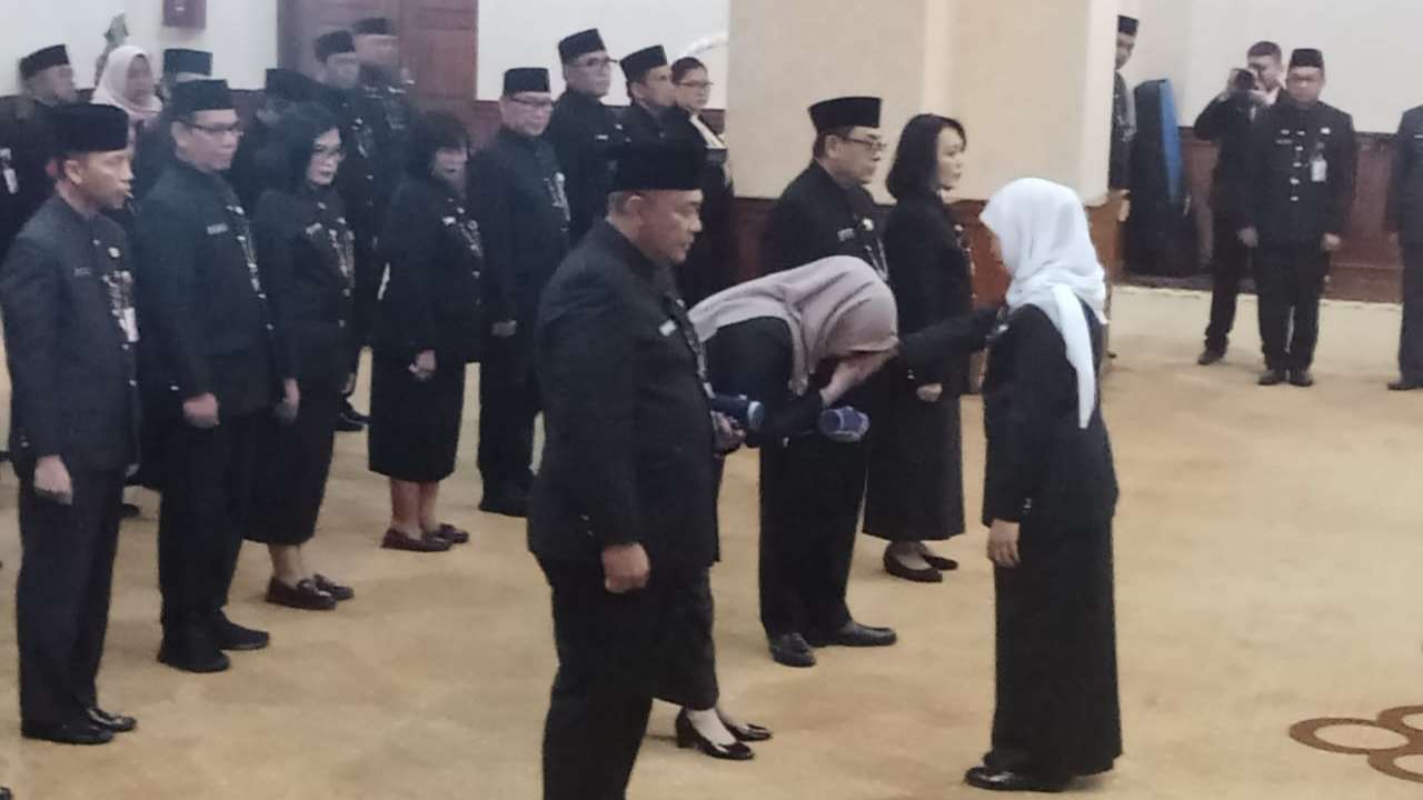 Pesan Gubernur Khofifah untuk 4 Pejabat Eselon II Pemprov Jatim yang Dilantik