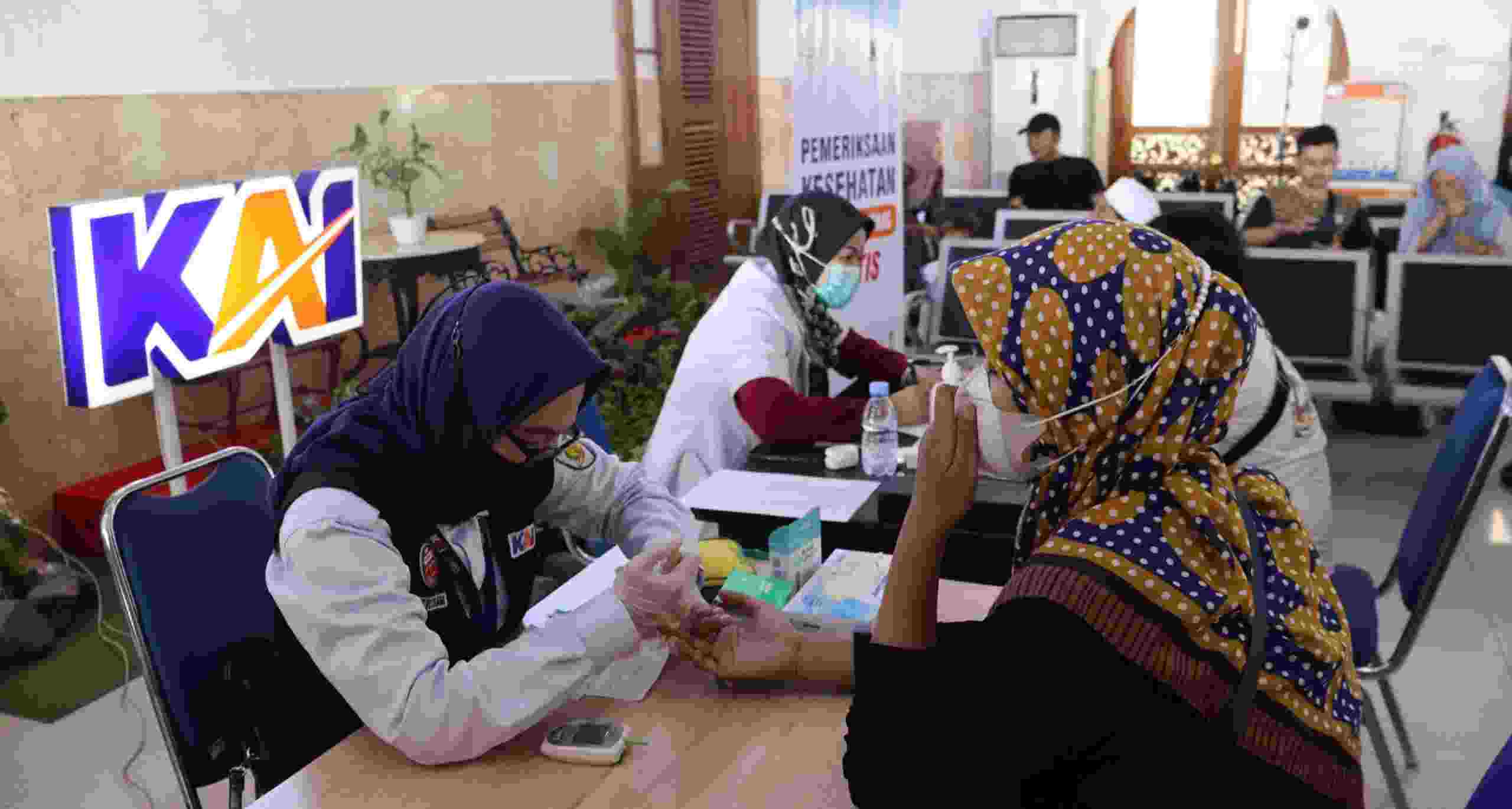 Penumpang Kereta Api di Stasiun Madiun  Terima Pelayanan Kesehatan Gratis