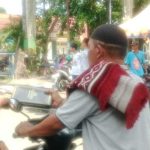 Menebar Kepedulian, Relawan Ganjar Jombang Berbagi Ratusan Sarung kepada Masyarakat