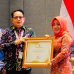 Bupati Mojokerto Menerima Penghargaan KONI Jatim Award 2023