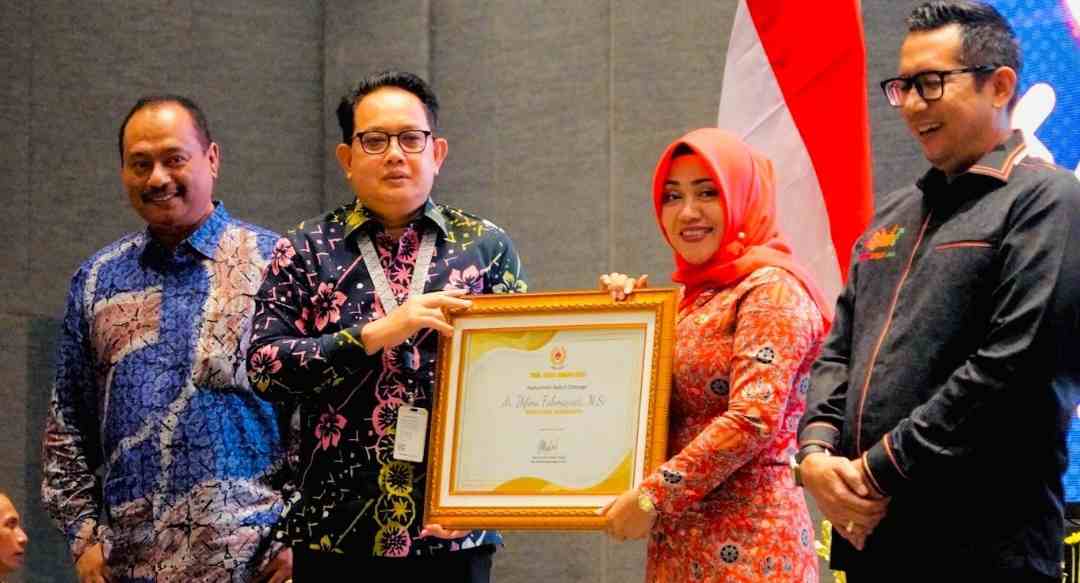 Bupati Mojokerto Menerima Penghargaan KONI Jatim Award 2023