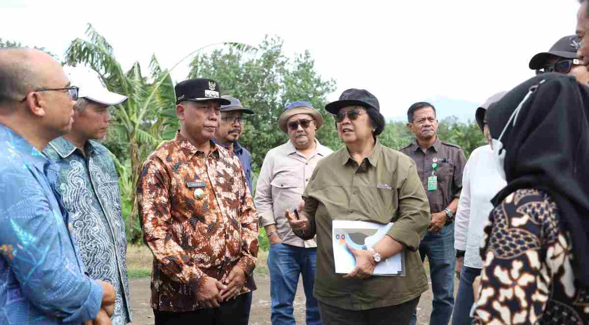 Menteri Siti Nurbaya Tinjau Penanganan Lahan Terkontaminasi Limbah B3 di Jombang