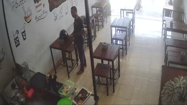 Karyawan Kedai Mie di Jombang Kemalingan Ponsel, Pelaku Terekam CCTV