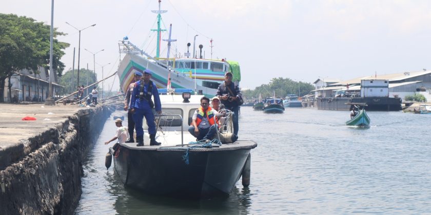 Distribusi Logistik Pemilu 2024 ke Gili Ketapang Gunakan Dua Kapal