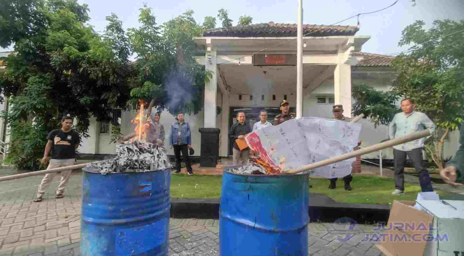 Ribuan Lembar Surat Suara Pemilu 2024 di Jombang Dimusnahkan