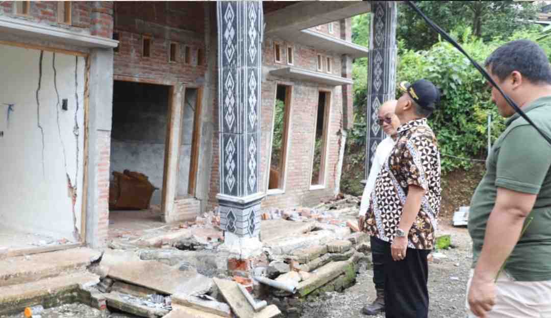 Pj Bupati Jombang Sebut Bencana Tanah Gerak Sambirejo Cukup Parah, Relokasi Warga?