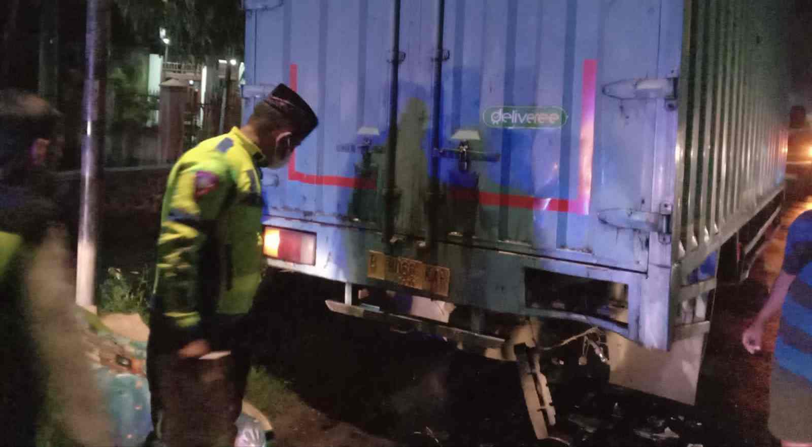 Pelajar Perempuan Tewas Menabrak Truk Kontainer Parkir di Jombang