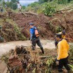 Petugas Bersihkan Material Longsor yang Menutup Kali Maling di Jombang