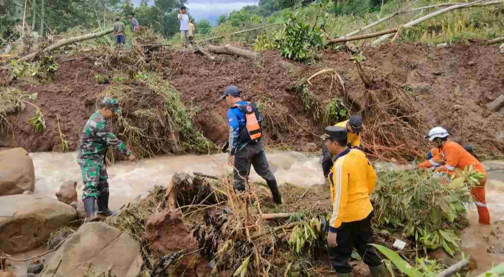 Petugas Bersihkan Material Longsor yang Menutup Kali Maling di Jombang