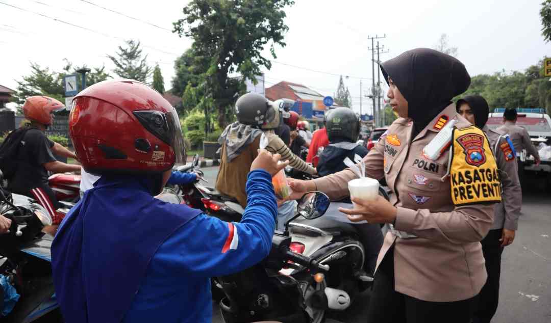 Polisi Kediri Bagi Takjil Gratis, Sisipkan Imbauan Keselamatan Pengguna Jalan