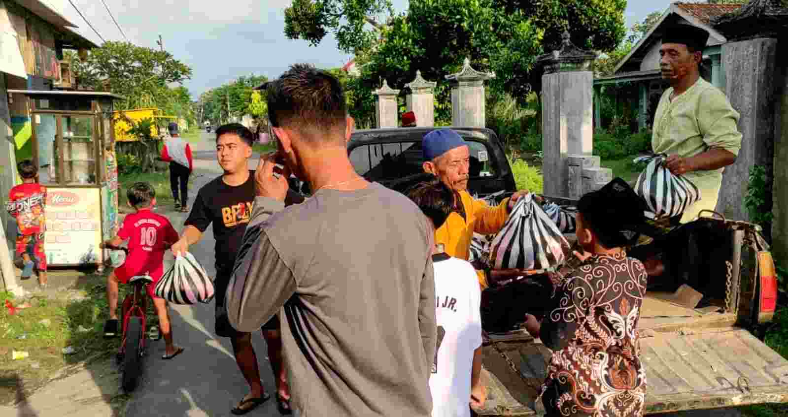 Bantu Warga, Takmir dan Remaja Masjid di Kediri Bagikan Paket Sembako