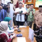 Pj Gubernur Jatim Serahkan Zakat dan Infak di Grahadi Melalui Baznas