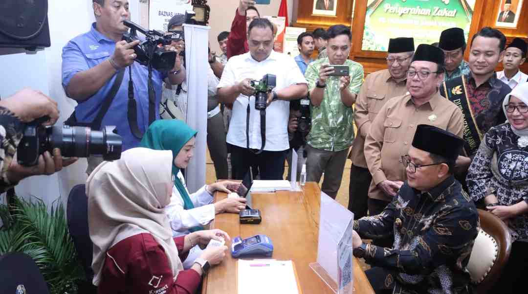 Pj Gubernur Jatim Serahkan Zakat dan Infak di Grahadi Melalui Baznas