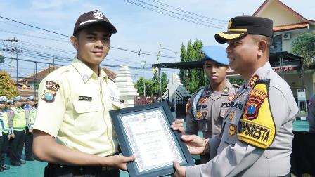 Menggagalkan Peredaran Narkoba, Dua Sekuriti Mal di Banyuwangi Terima Penghargaan