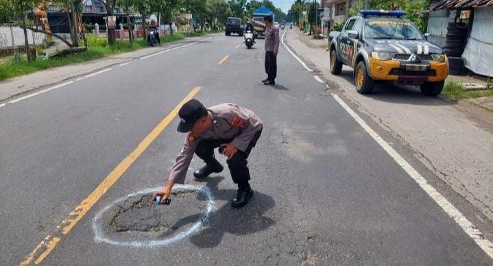 Jalur Arteri di Nganjuk Rusak Parah, Polisi Beri Tanda Cat Jalan