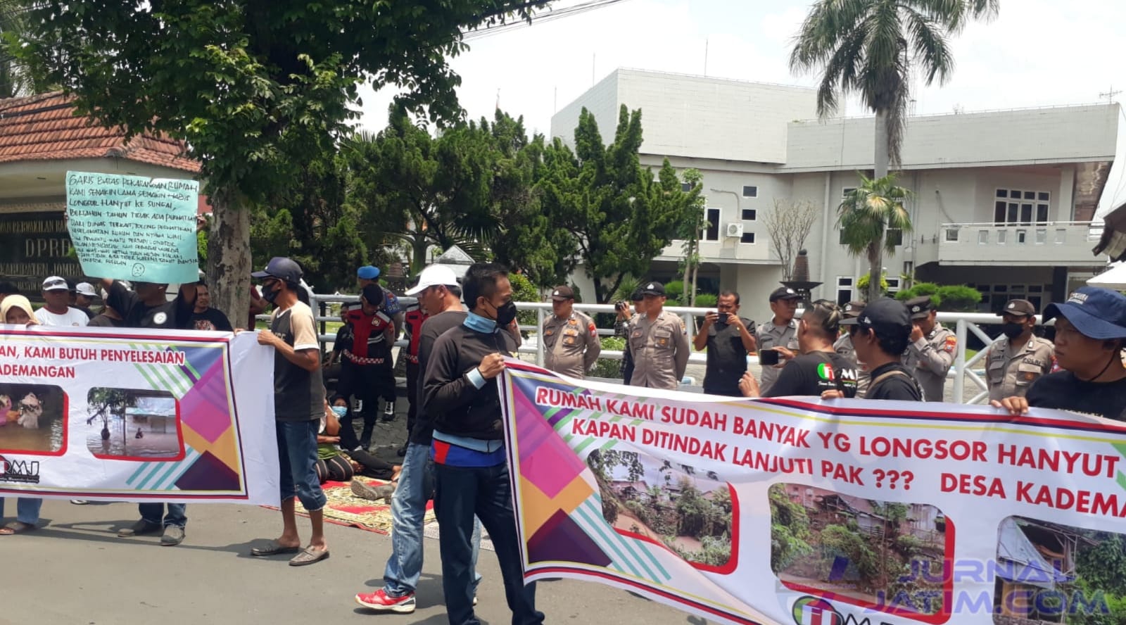 Warga Demo Kantor DPRD Jombang Tuntut Penyelesaian Banjir dan Tanah Amblas