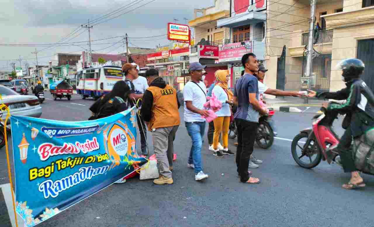 Wartawan Media Online di Nganjuk Turun Jalan Berbagi Takjil ke Masyarakat