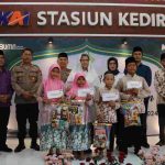 KAI Berbagi Kebahagiaan di Stasiun Kediri Melalui Doa Bersama dan Santunan Yatim