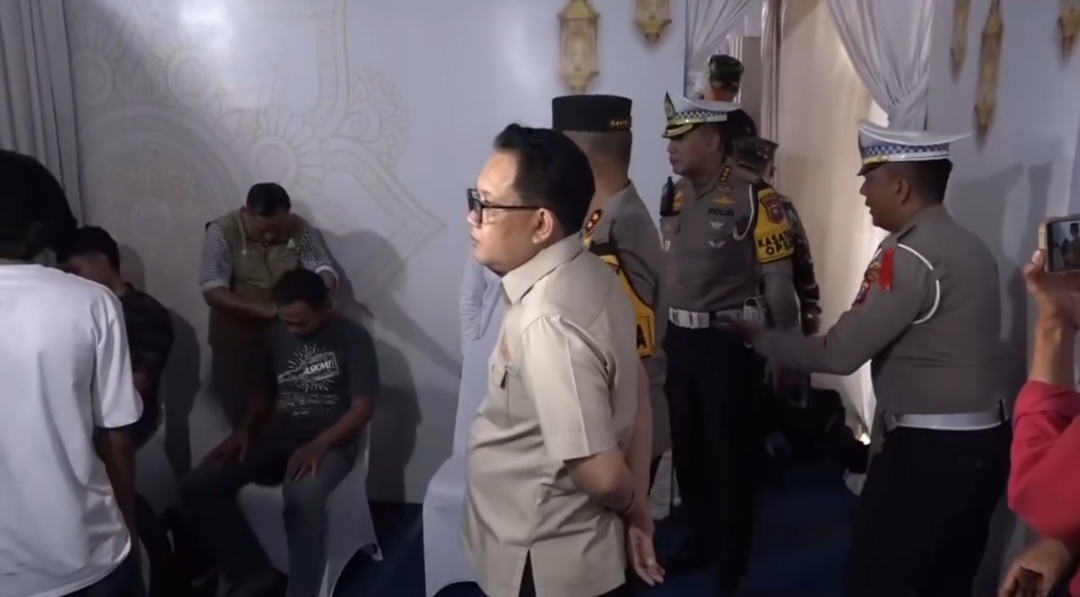 Pj Gubernur Jatim Bersama Kapolda Pantau Arus Mudik 2024 di Tol Ngawi