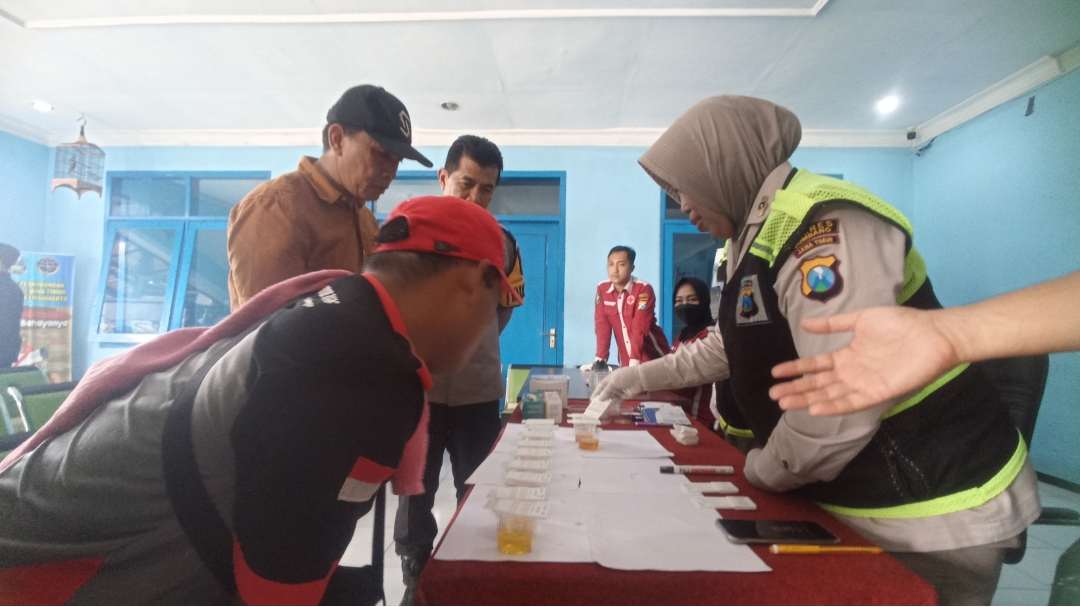 Polisi Tes Urine Sopir Angkutan Umum di Terminal Jombang, Ada Kejadian Mengejutkan!