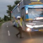 Ugal-ugalan di Jalur Macet Jombang, Dua Bus Ngeblong Dihalau Polisi, Rasain Akibatnya