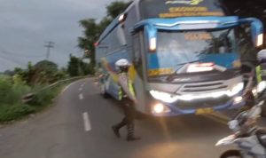 Ugal-ugalan di Jalur Macet Jombang, Dua Bus Ngeblong Dihalau Polisi, Rasain Akibatnya