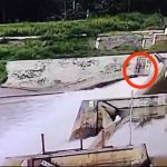 Mengerikan! Anton Terekam CCTV Tercebur dan Terseret Arus Sungai Brantas Jombang