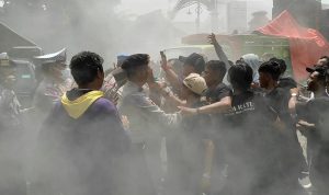 Demo Penanganan Kasus Jasmas Depan Kejari Kota Kediri Diwarnai Aksi Saling Dorong