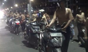 Gerombolan Remaja Meresahkan Dorong Motor Tanpa Baju ke Polres Jombang, Rasain