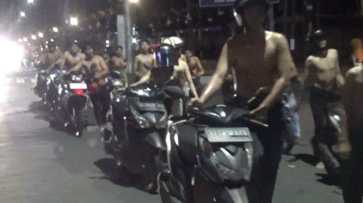 Gerombolan Remaja Meresahkan Dorong Motor Tanpa Baju ke Polres Jombang, Rasain