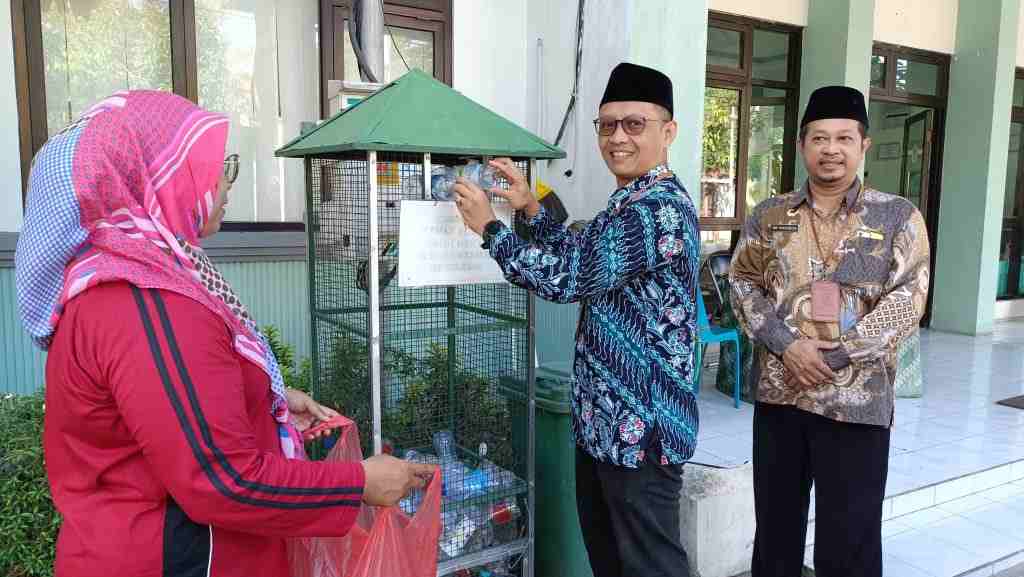 ASN Kemenag Jombang Bawa Sampah ke Kantor, Ini Tujuannya