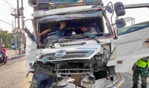 Kecelakaan Mengerikan di Depan Stasiun Jombang, Truk Gandeng Ringsek, Sopir Terjepit