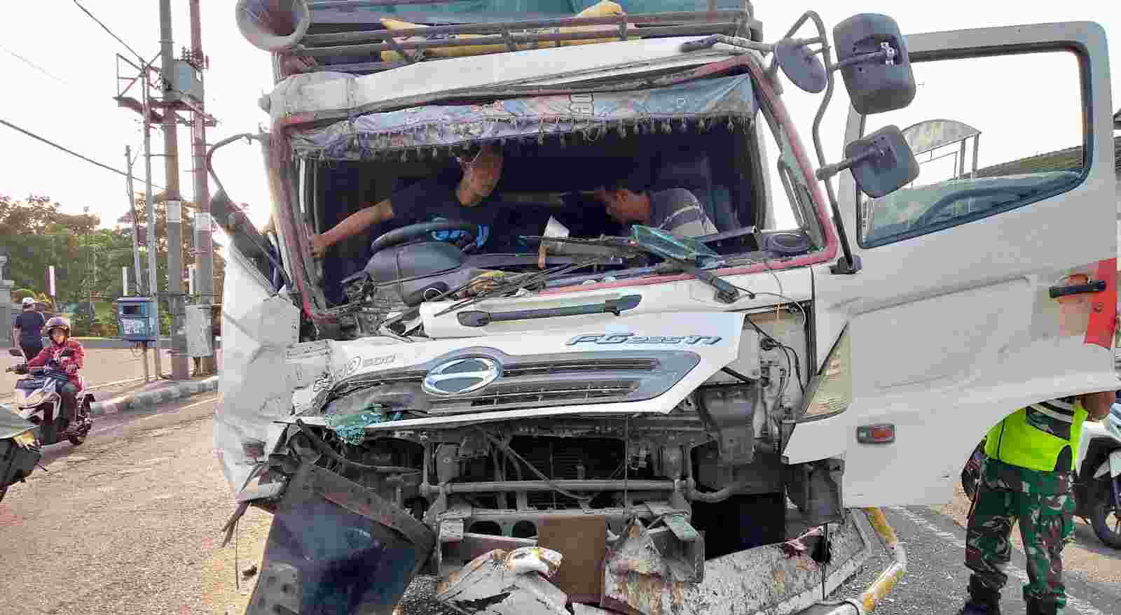 Kecelakaan Mengerikan di Depan Stasiun Jombang, Truk Gandeng Ringsek, Sopir Terjepit