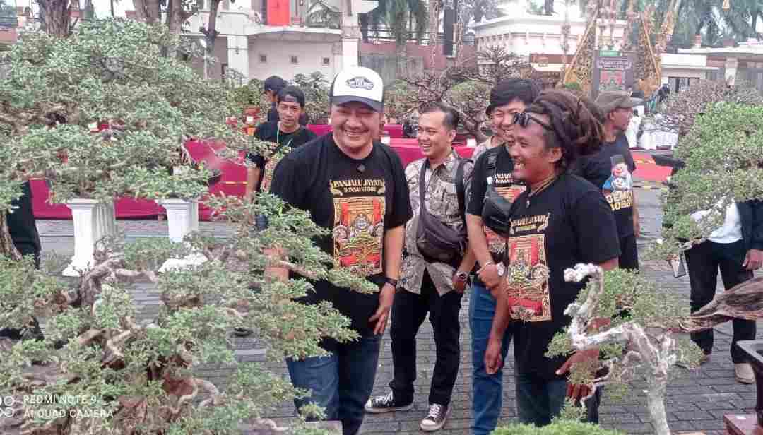 Bos Rokok Kelilingi Pameran dan Kontes Bonsai Nasional di Kediri, Begini Tanggapannya