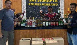 Polisi Gerebek Rumah Penyimpanan Miras di Jombang, Lihat Tuh Hasilnya