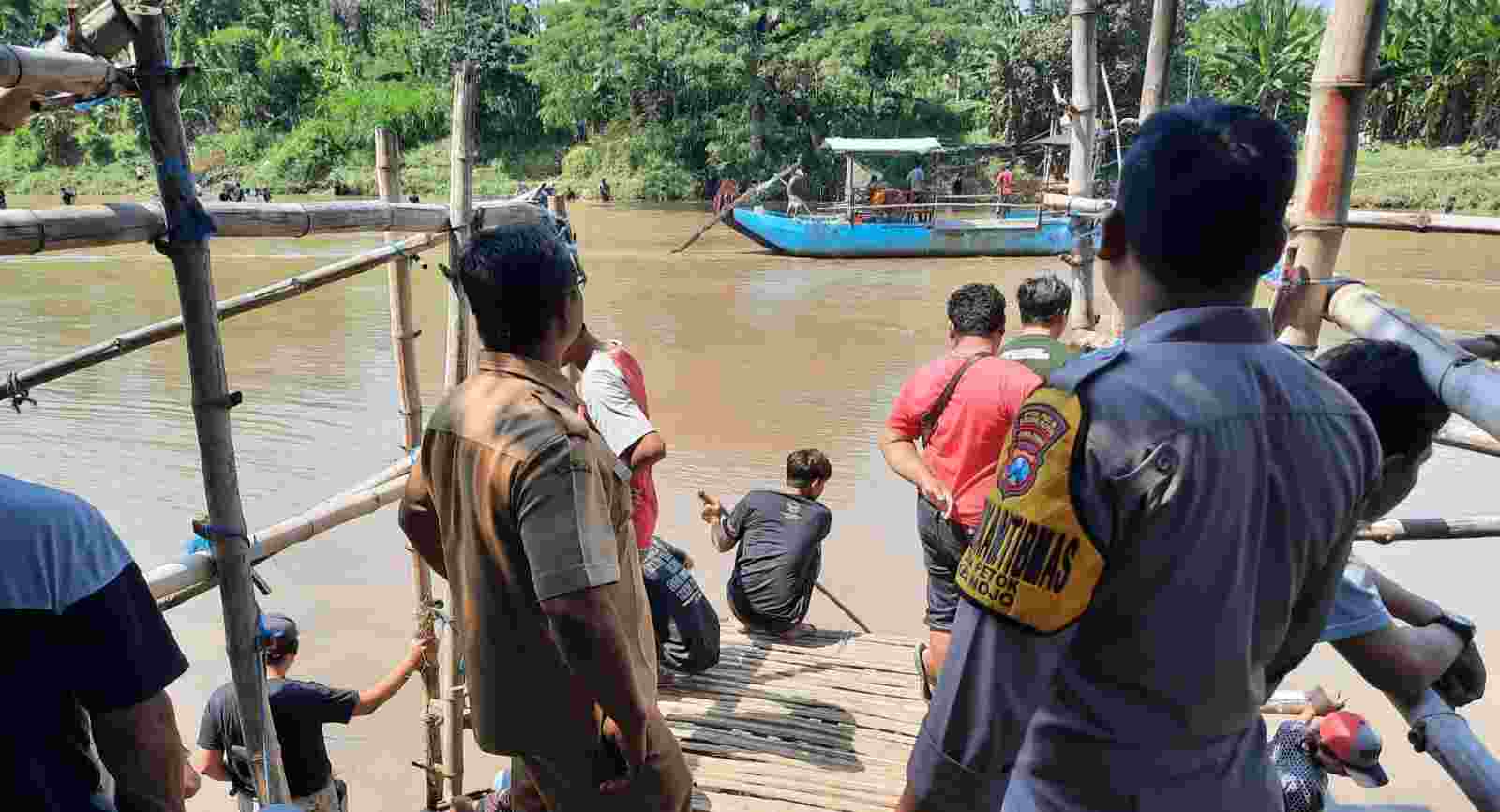 Warga Kediri Beramai-Ramai Mencari Ikan Mabuk Sungai Brantas, Ini Imbauan Polisi