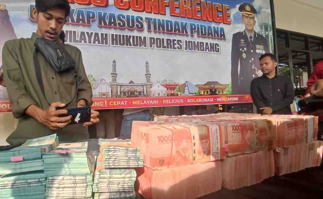 Penampakan Tumpukan Uang Palsu Rp1 Miliar di Polres Jombang, Ini 4 Orang Pengedarnya