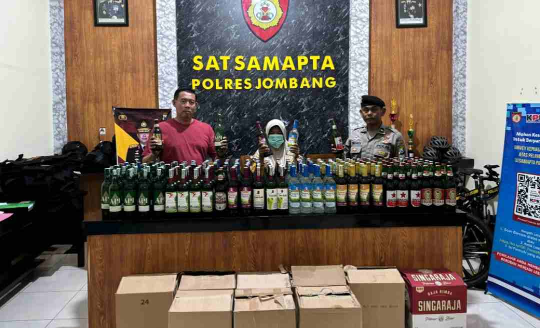 Warung di Jombang Simpan 206 Botol Miras, Emak-emak Diangkut ke Kantor Polisi